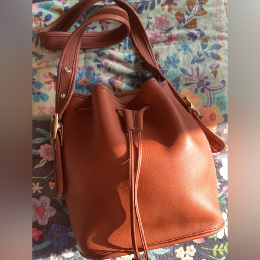 VINTAGE COACH BRITISH TAN LULA’S
 LEGACY DRAWSTRING BUCKET BAG 9952